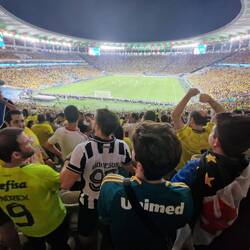 Marcelos Freunde tragen Trikos ihrer Fereine