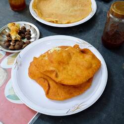 Verschiedene Fladenbrote und Marmelade