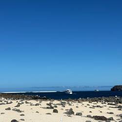 Wir stehen auf North Seymour, in der Mitte liegt Misquera und rechts daneben Baltra