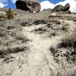 Hinter dem dicken Felsen ist das Ziel