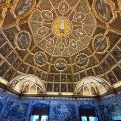 Amazing room, royal mark in the middle, then family then nobles. Great tiles on the walls