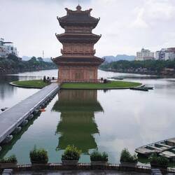 über eine schmalen Damm erreicht man den Zwillingsturm