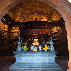 goldene Buddha-Statue auf einem Steinsockel
