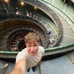 Spiralförmiger Abstieg nach unter ganz nach Dantes Vorstellungen in der Köttlichen Komödie