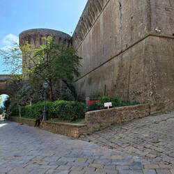 Gewaltige Stadtmauern