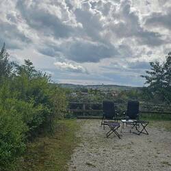 Manche Plätze bieten dazu noch einen tollen Ausblick 👌.