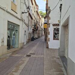 No cobblestone, but it's narrow