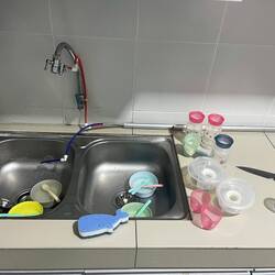 Das tägliche Waschlager. Immerhin einen Schwamm ergattert, der auch Alice gefallen würde.