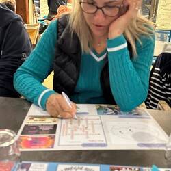 Elle fait ses devoirs 😄