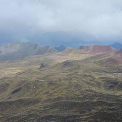 Rainbow mountain in der Bildmitte