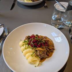 Rentier Souva mit Pilzen und Pürree