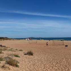 zum riesigen Strand