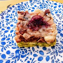 Avocado, rauwe makreel en gekarameliseerde uien, mmmmm wat lekker 😋