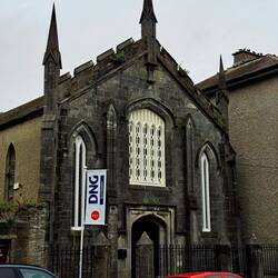 Namenlose Kirche, die geschäftlich genutzt wird. Sowas wäre in Deutschland undenkbar