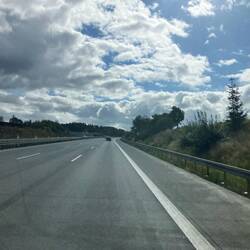 Weiter auf unsere 2. Etappe der Rückreise: 350km. Die ersten 200km sind streng. Starke Seitenwinde🫣