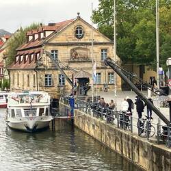 kleiner Hafen mit alten mech. Lastkränen