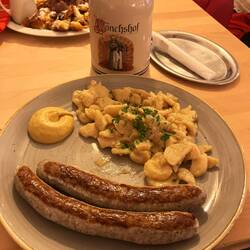 Dübbisch Fränggisch: Zwa grobä Broddwörscht mid Kardoffelsälod ond Sänf😋