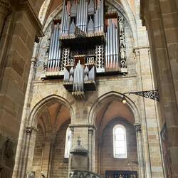 Der Organist muss von aussen her im Turm hochsteigen, sitzt über/hinter der untersten Pfeiffenreihe