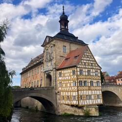 Altes Rathaus in der Inselstadt am Main-Donaukanal mit li+re Regnitzarm