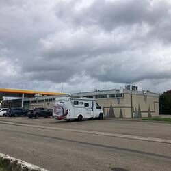 Nach rund 200km erster Stopp, Beine vertreten, Campersandwich und dann noch einen Kaffee