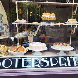 Die Bäckerei. Es hat uns ganz schön Appetit gemacht, aber leider aus Plastik 😪