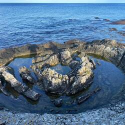 und dann der Hammer: Prästens Badkar https://sydostleden-sydkustleden.se/de/plats/prastens-badkar#go