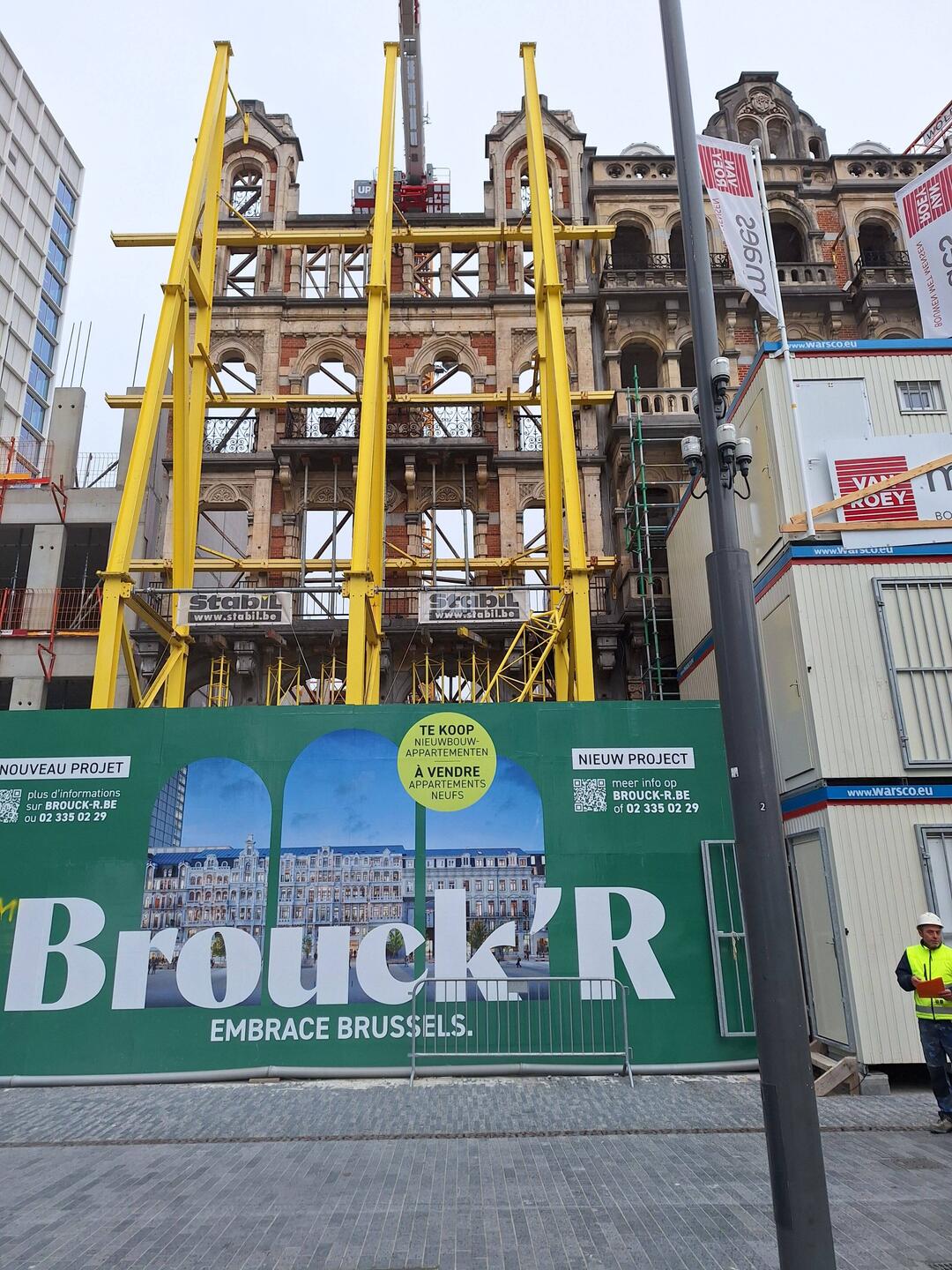 Building modern appartment complex but retaining beautiful old facade. Fascinating.