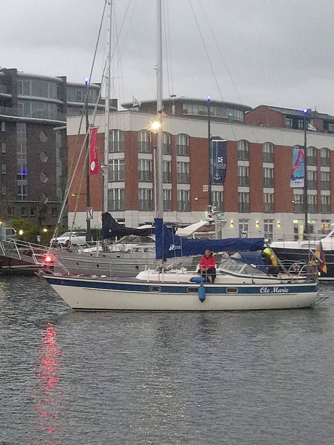 Warten vor der Schleuse Neuer Hafen