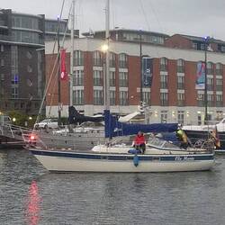 Warten vor der Schleuse Neuer Hafen