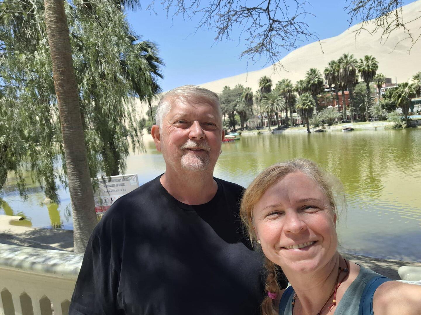 Die kleine Oase Huacachina im Hintergrund