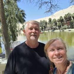 Die kleine Oase Huacachina im Hintergrund