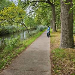 Der Weg am Fluss entlang