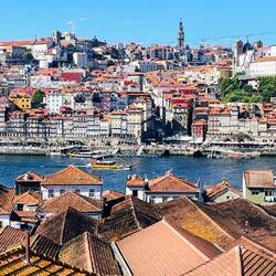 Mirando de Vila Nova al centro de Oporto, al medio el río Duero