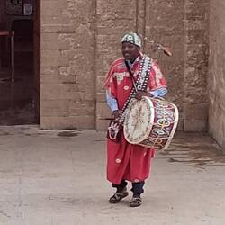 Wir wurden mit Trommelmusik und traditioneller Kleidung begrüßt.