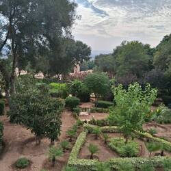 Ein Garten und zugleich eine Grabstätte.