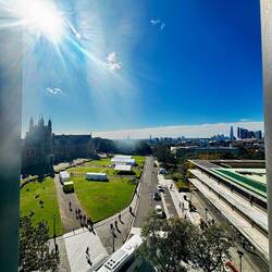 Het uitzicht vanuit m'n studieplek. Links the Quadrangle, in het midden Anzac Bridge, rechts het CBD