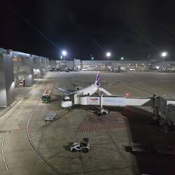 Von der Lounge kann man die Flugzeuge beobachten