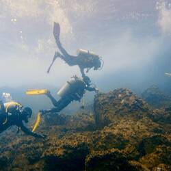 Leicht verzweifelte Taucher in der Brandung