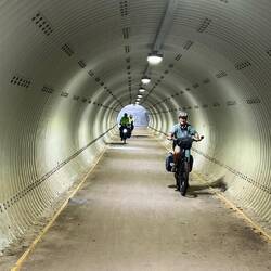 Spannende Unterführung unter einer Gleisanlage