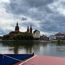 Blick auf Seligenstadt von der Fähre aus