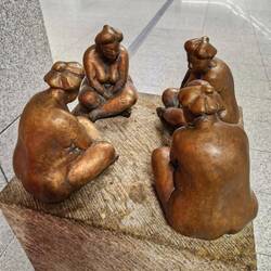 Die Damen warten mit uns am Gate24