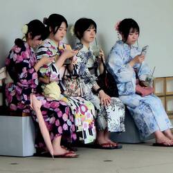 Kimonos in Tempelanlagen sieht man öfter