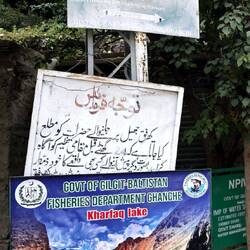 Das Schild könnte mal erneuert werden.