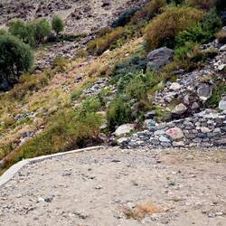 Sackgasse! Jetzt wird es sportlich. Diesen steinigen Wall muss ich hoch. Sieht einfach aus!