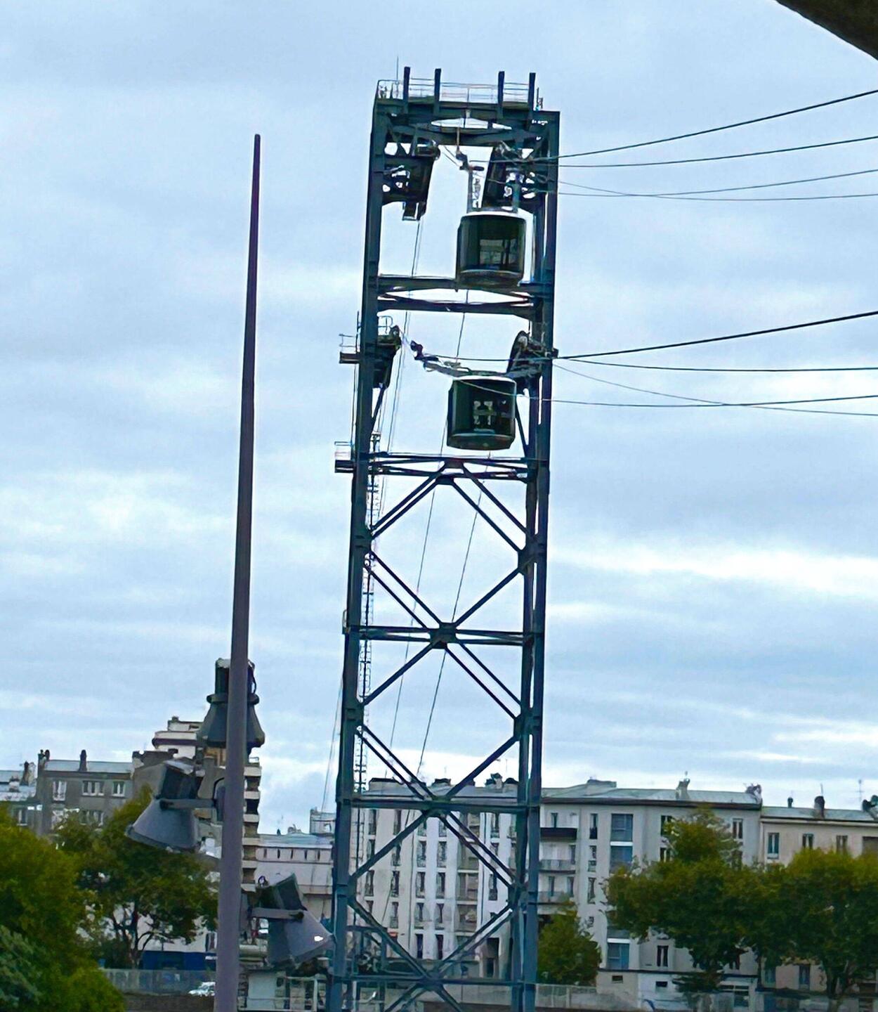 Die Seilbahn, wobei die Gondeln übereinander fahren