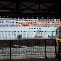 Ankunft direkt neben einem riesigen Kreuzfahrtschiff. Ich glaub mich tritt ein Pferd.