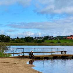 Rast an einem See - viele Angler unterwegs