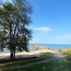 Concrete path on t HT e breakwater