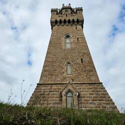 100 ft hoch (angeblich 20x Queen Victoria's Grösse) 20x 1,52m = 30,48m