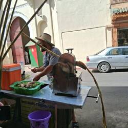 Zuckerrohr wird gepresst.